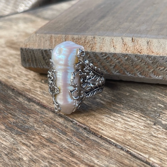Sterling Silver & Mother of Pearl Ring - Picture 2 of 6